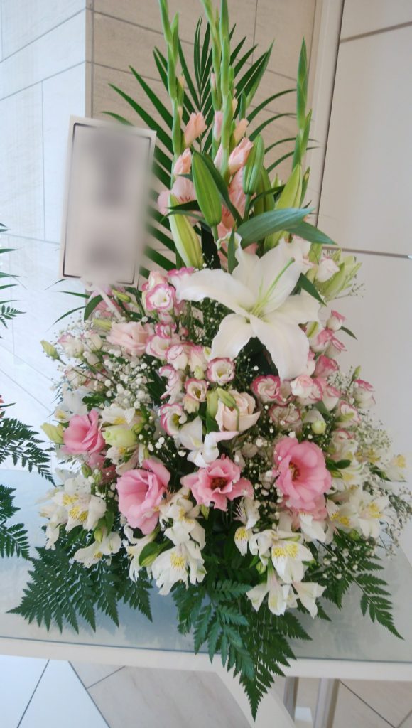 葬儀で供える 供花 と 供物 手配方法や北海道の相場を解説 ブログ 札幌 北広島 恵庭の葬式 葬儀 斎場なら香華殿 こうげでん